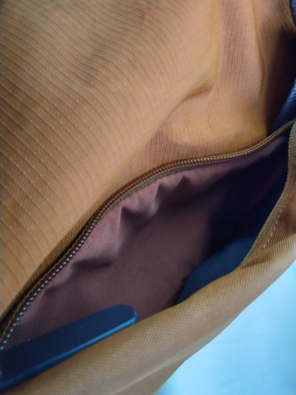 正面側の横のファスナーポケットの中