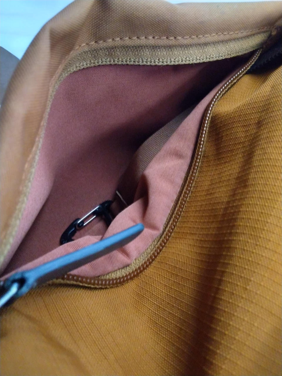 正面ファスナーポケットの中