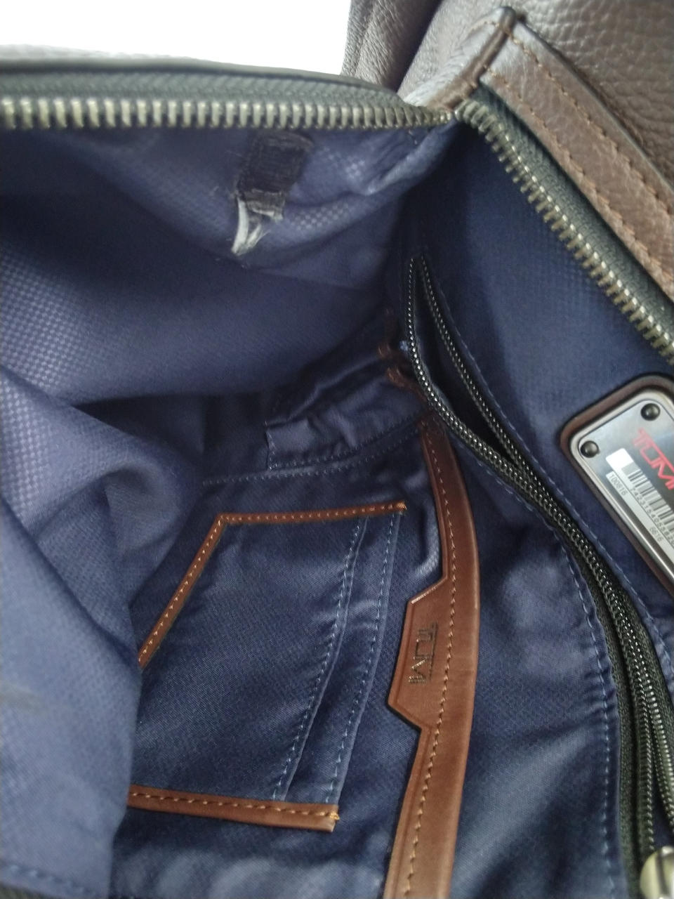 ファスナー辺に汚れ有り