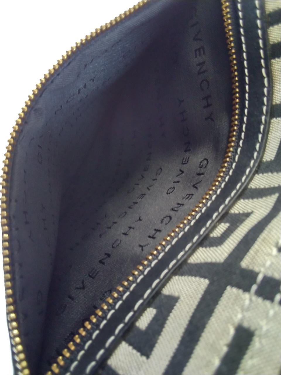 正面ファスナーポケットの中