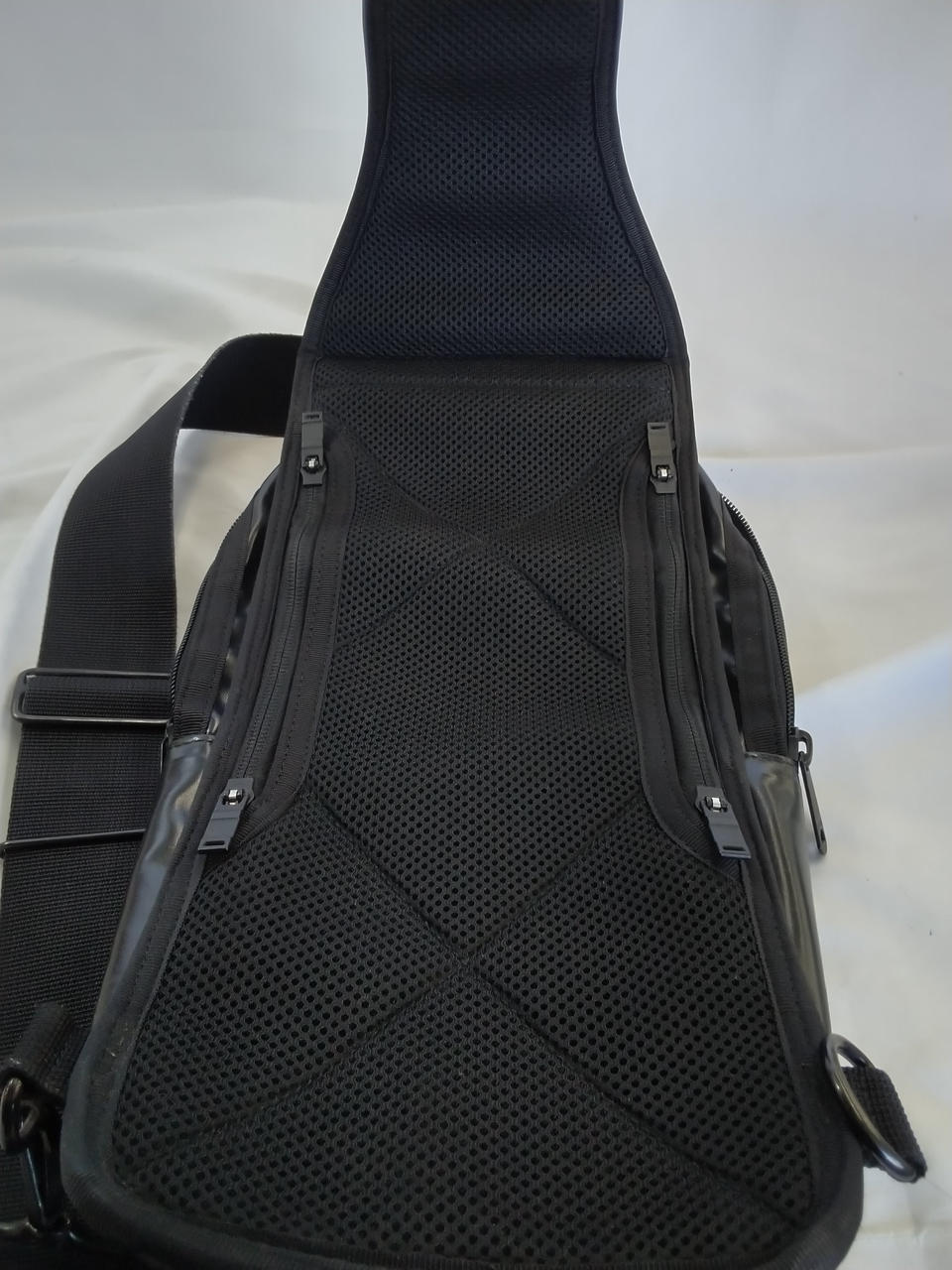 両方ファスナーを開けることができます。