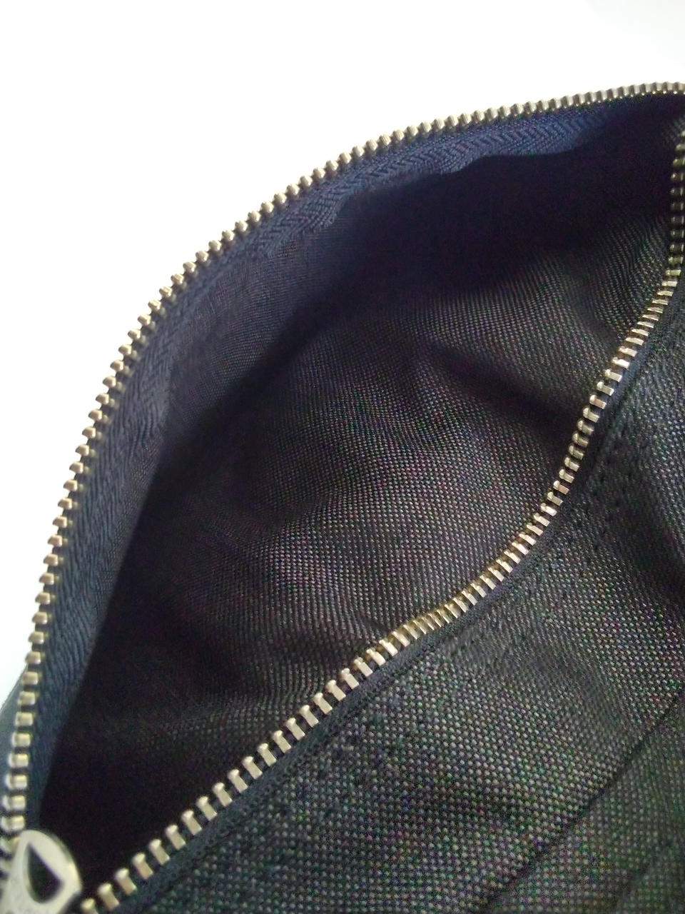 後ろ面ファスナーポケットの中