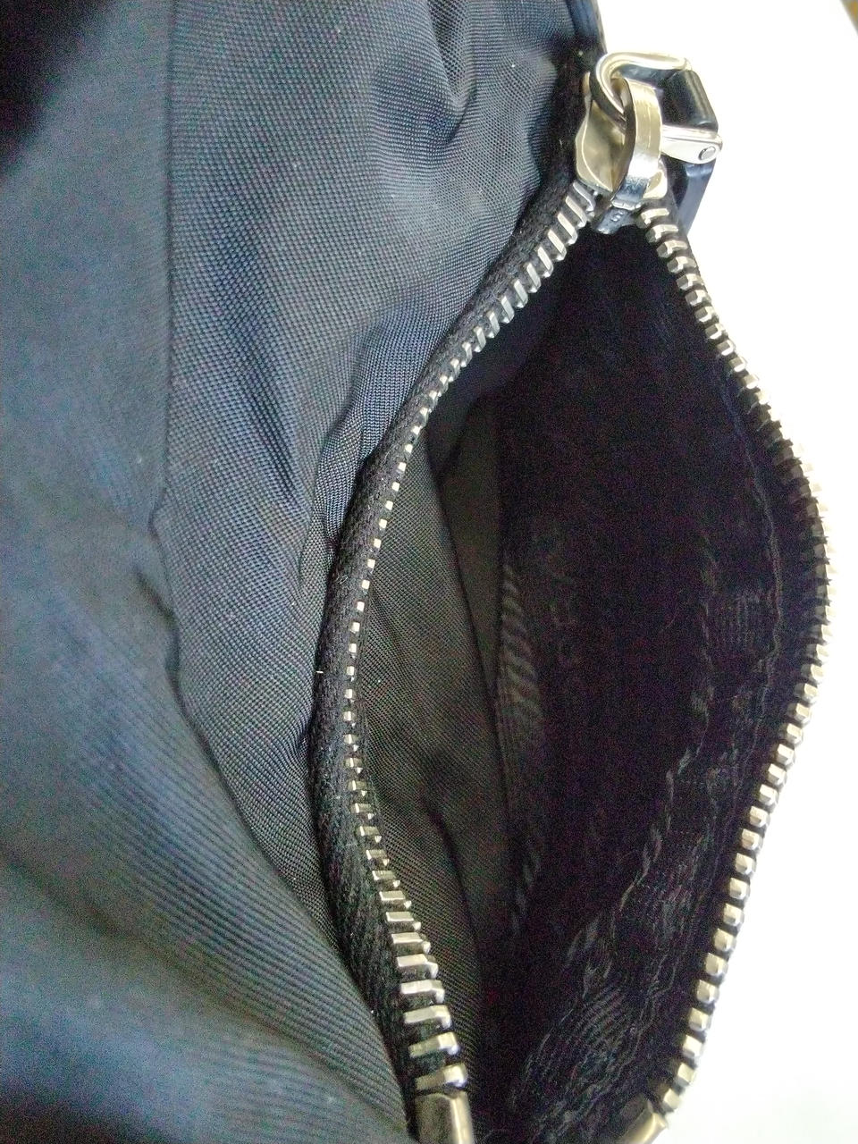 正面ファスナーポケットの中