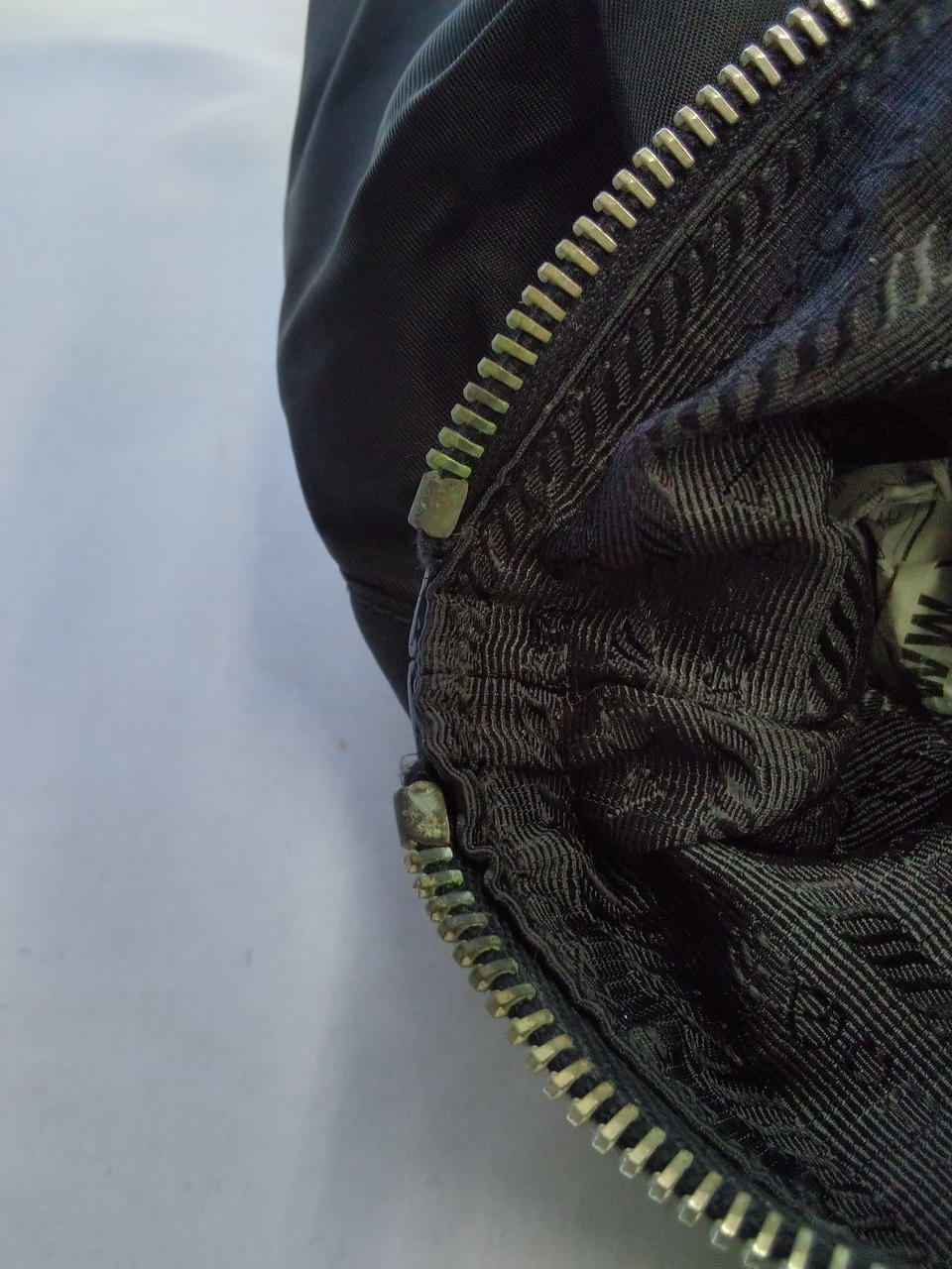 真ん中のファスナーの裏側緑青サビ有り