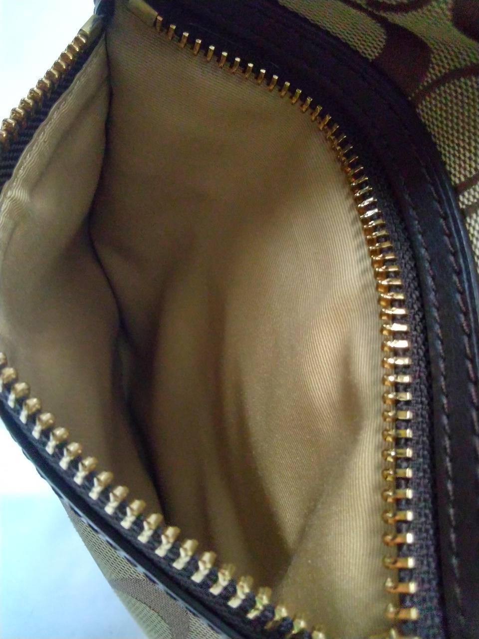 後ろ面のファスナーポケットの中