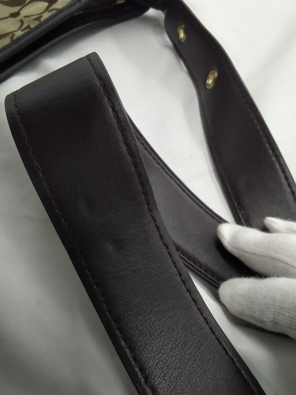 右側汚れ、左側押された跡が有り