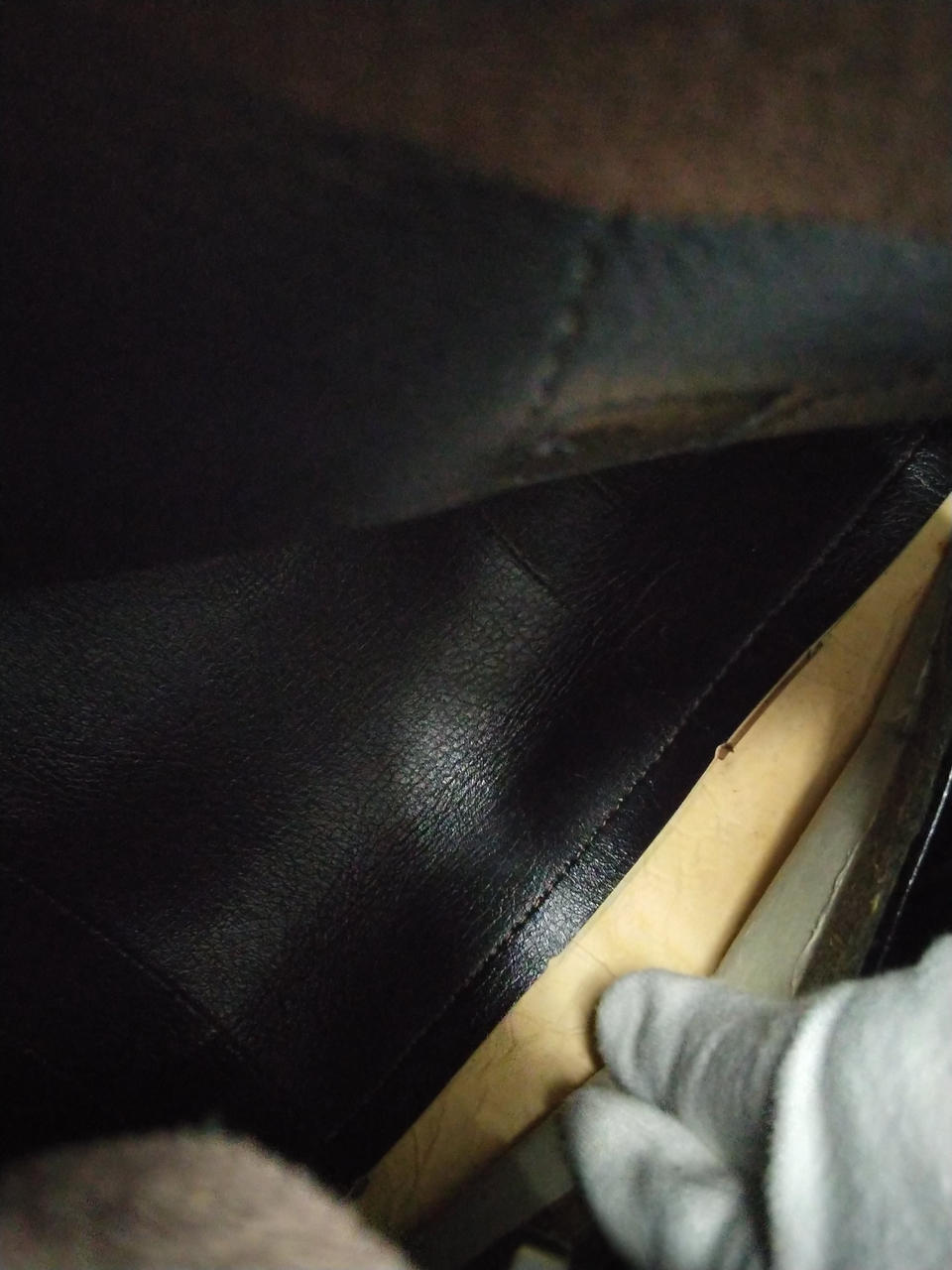 内側底面の裏側、ハガレ、付着物有り