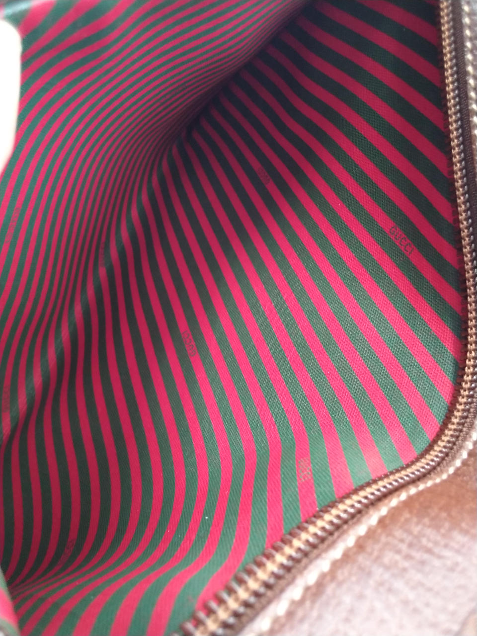 正面のファスナーポケットの中