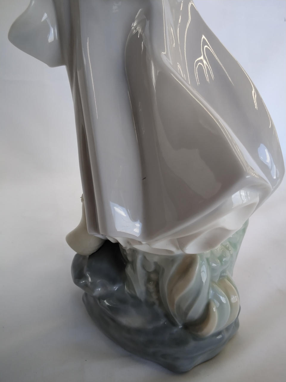 スカートのひだの部分にキズがあります