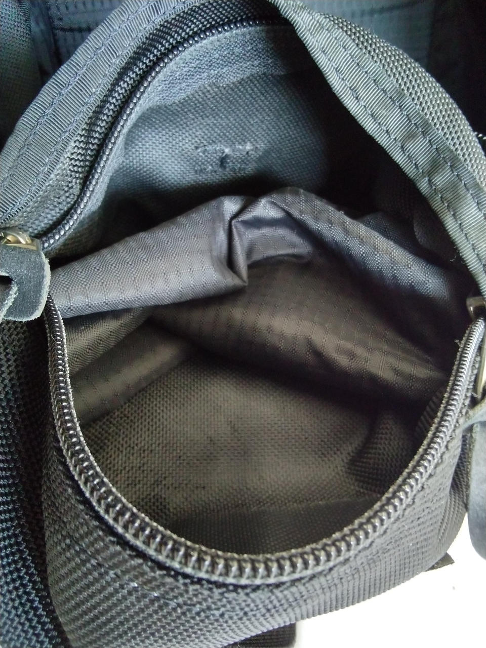 正面ファスナーポケットの中ベタ付き有り