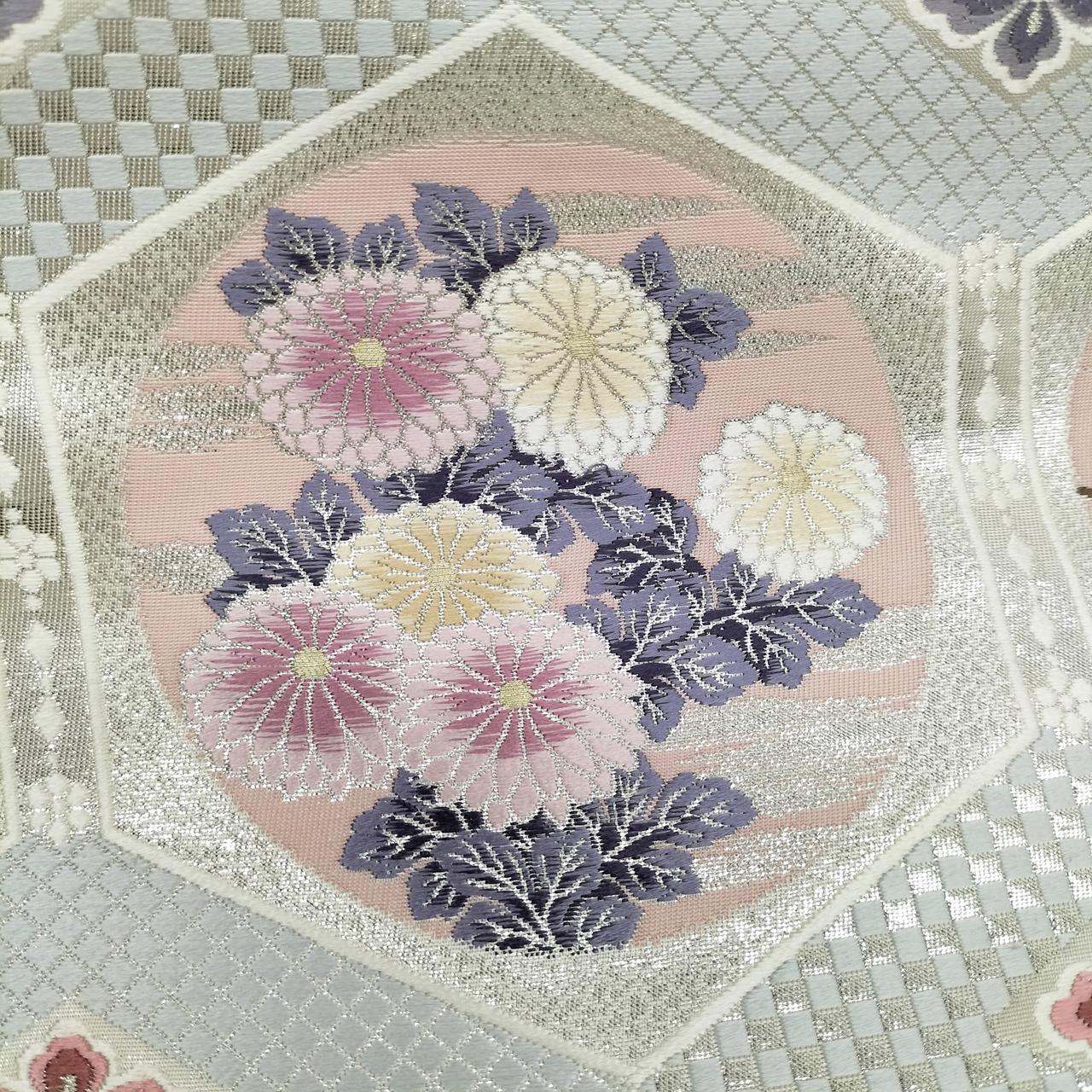 亀甲に花文が艶やかです