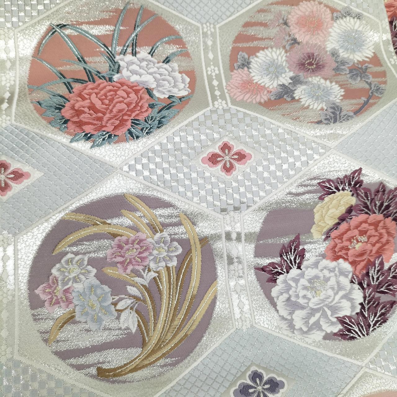 四季折々の花刺繍があしらわれております