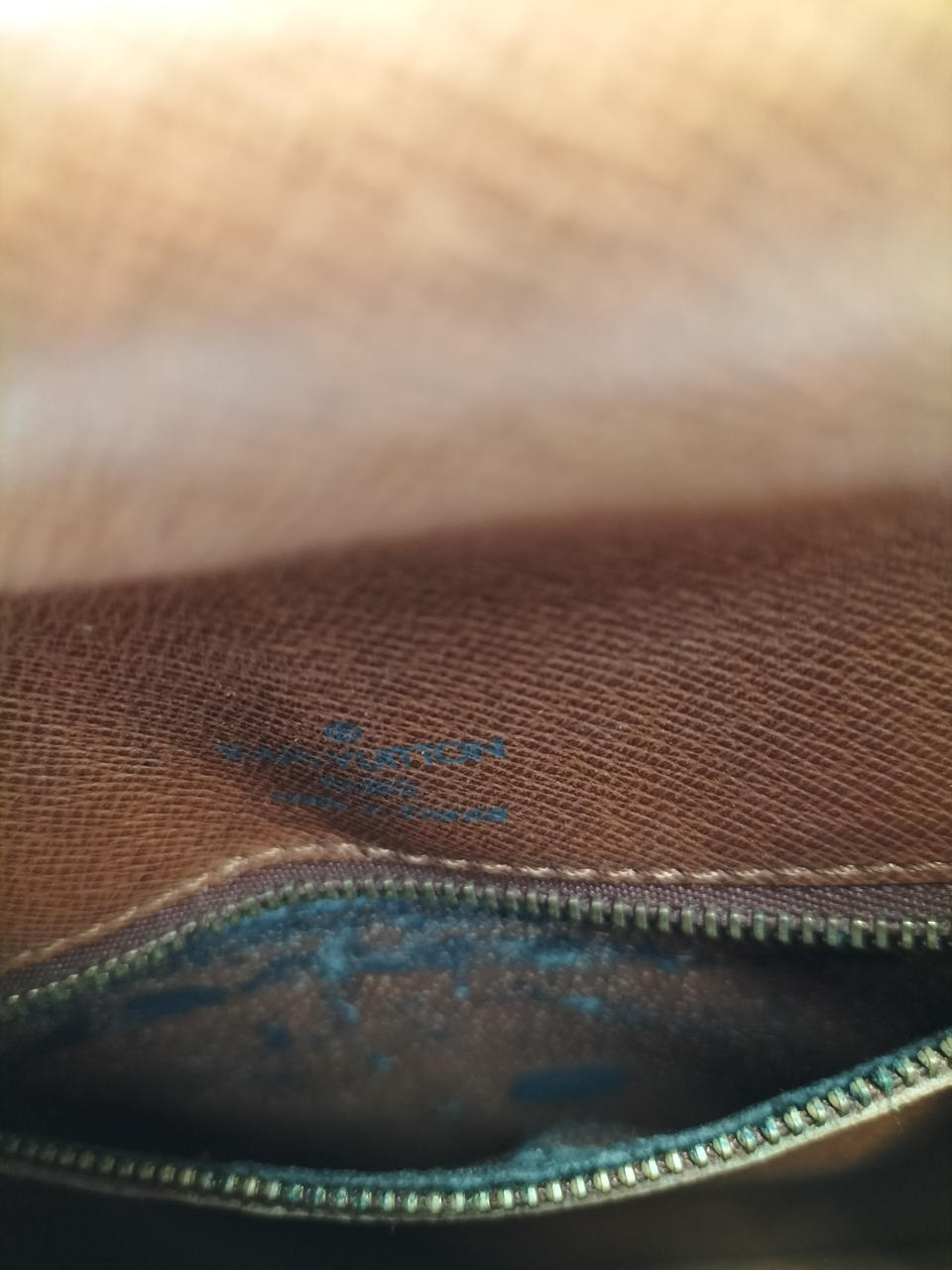 中ポケットベタつき剥がれあり