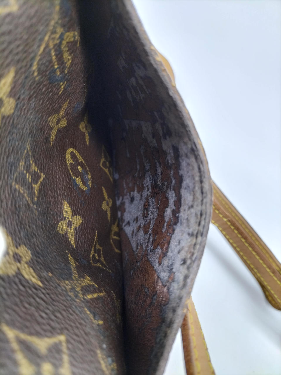 外ポケット剥がれベタつきあり