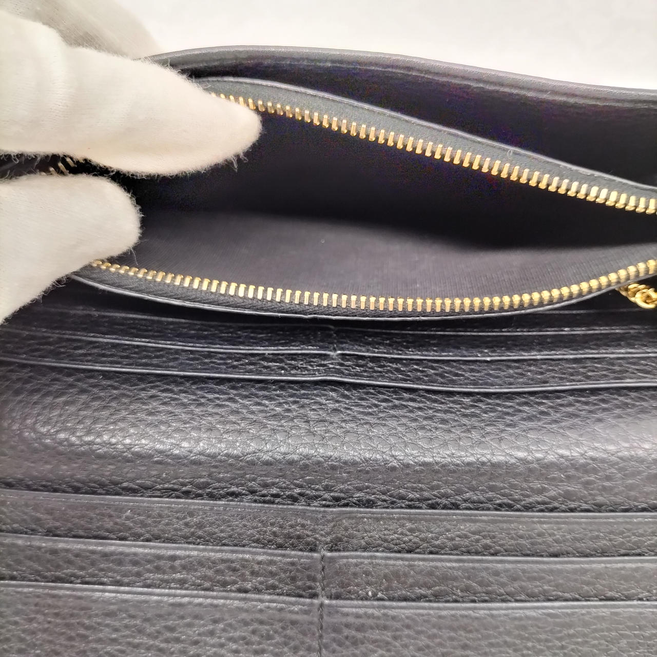 小銭入れうす汚れあり