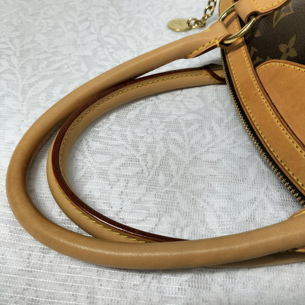 ヌメ革シミあり