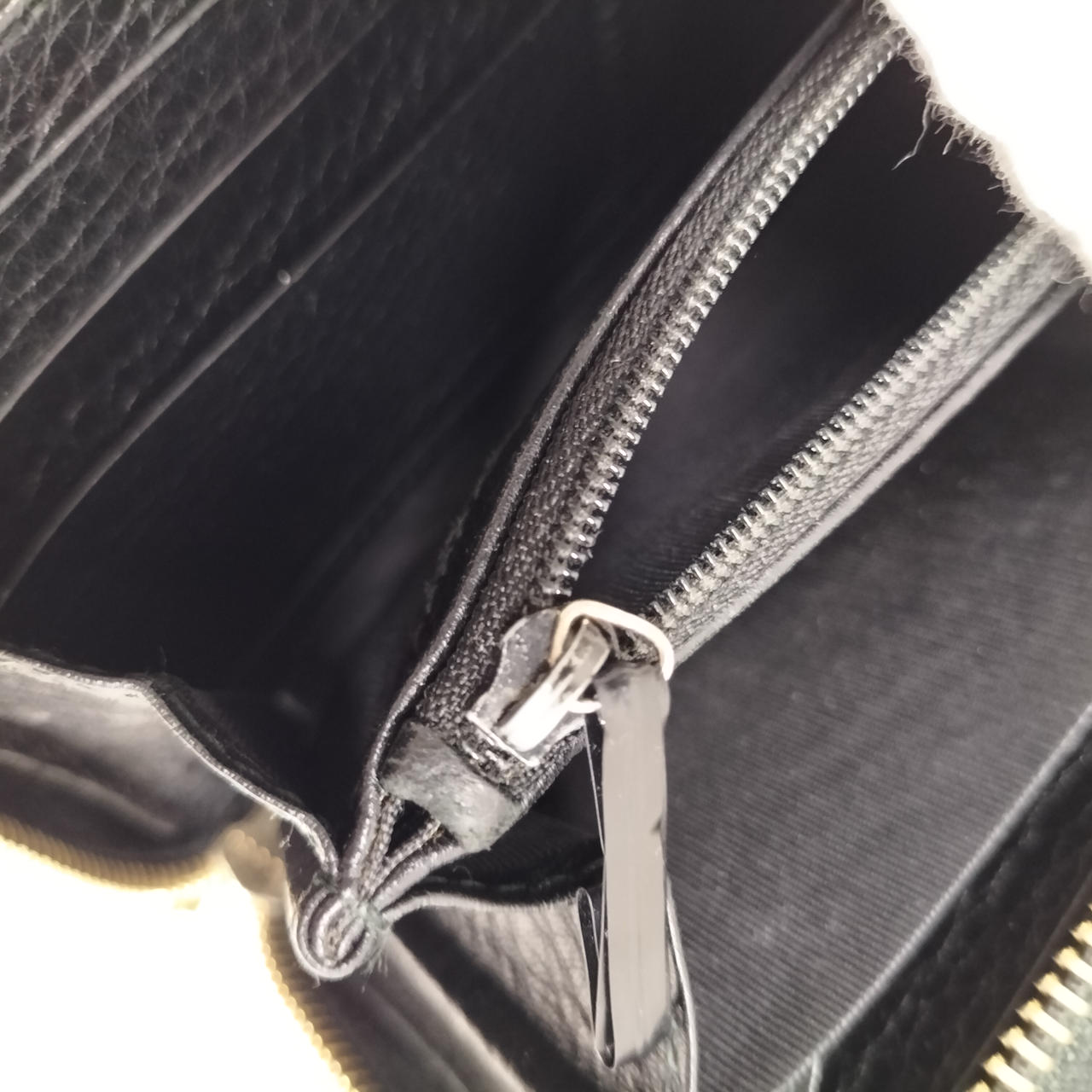 欠損箇所(ビニタイで応急処置してます)