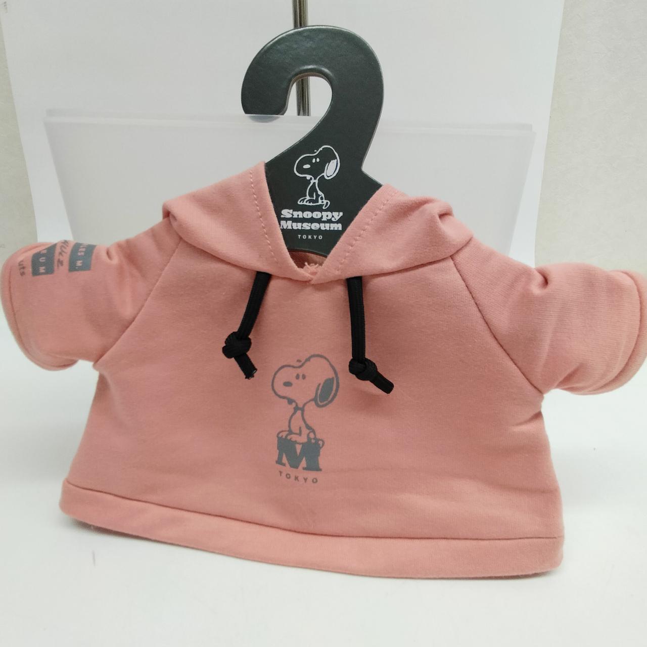 可愛らしいサーモンピンクのパーカーです