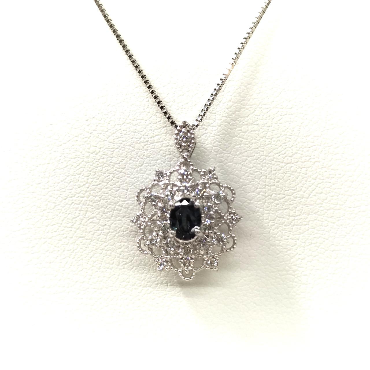 透かしとミル打ちがクラシカルなフォルム