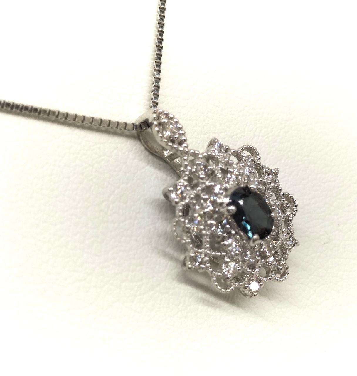 女性の知的な美しさと品格漂うネックレス