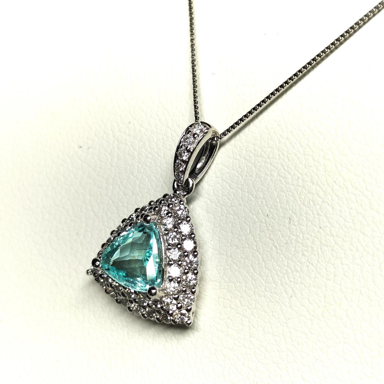 湧き立つようなブルーの発色とテリが眩しい