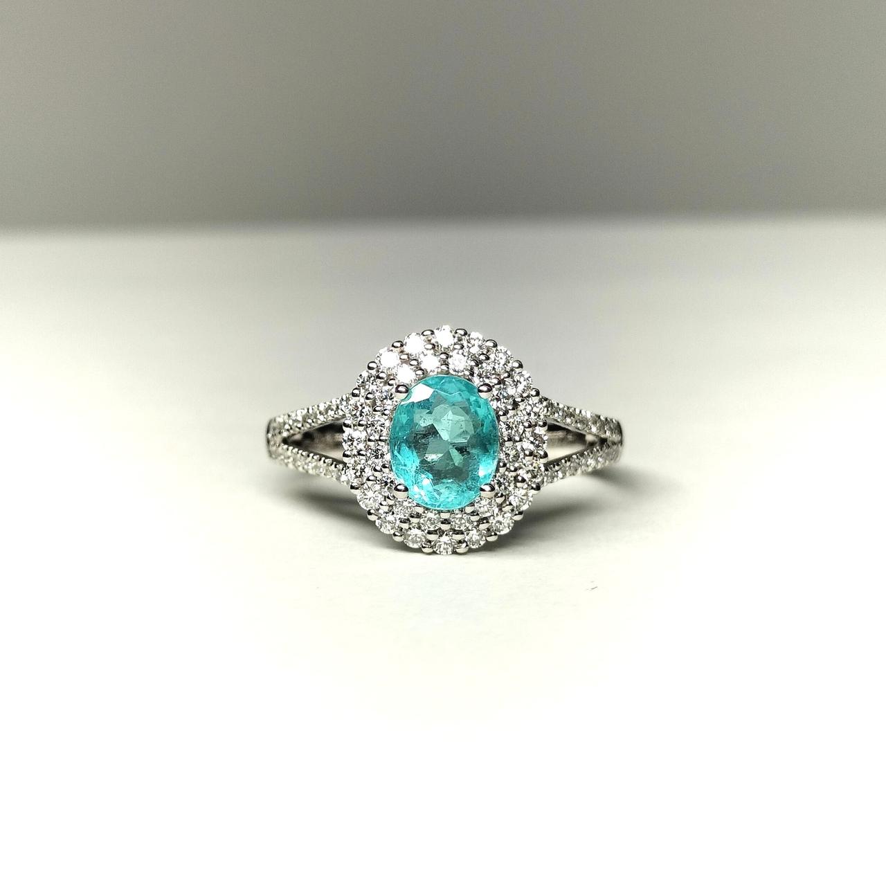 まるで透き通った海が宝石になったかのよう