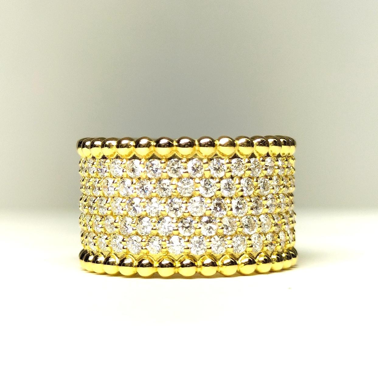 総2カラットダイヤが煌めいております