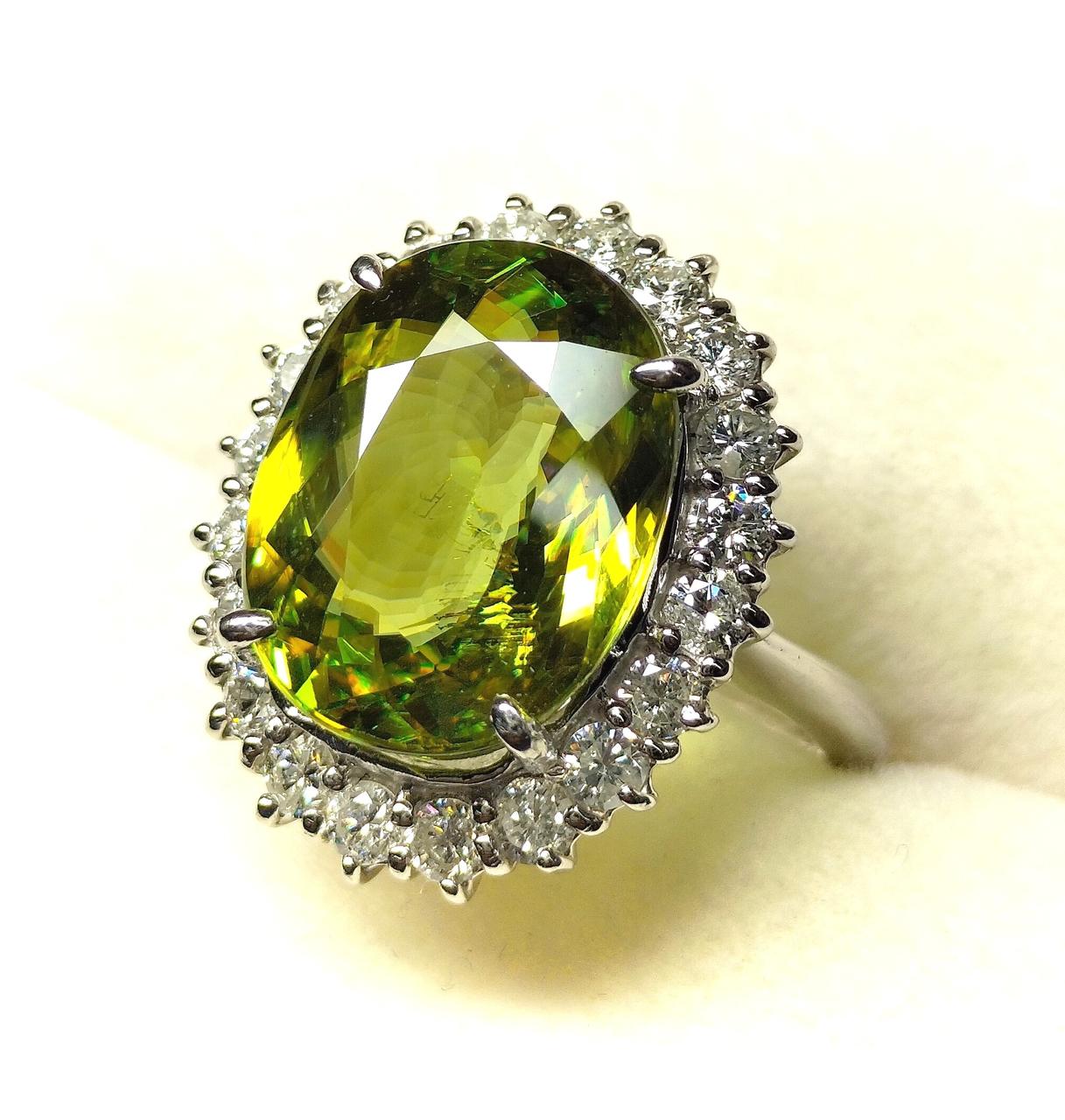 ダイヤもスフェーンも透明感があり綺麗です