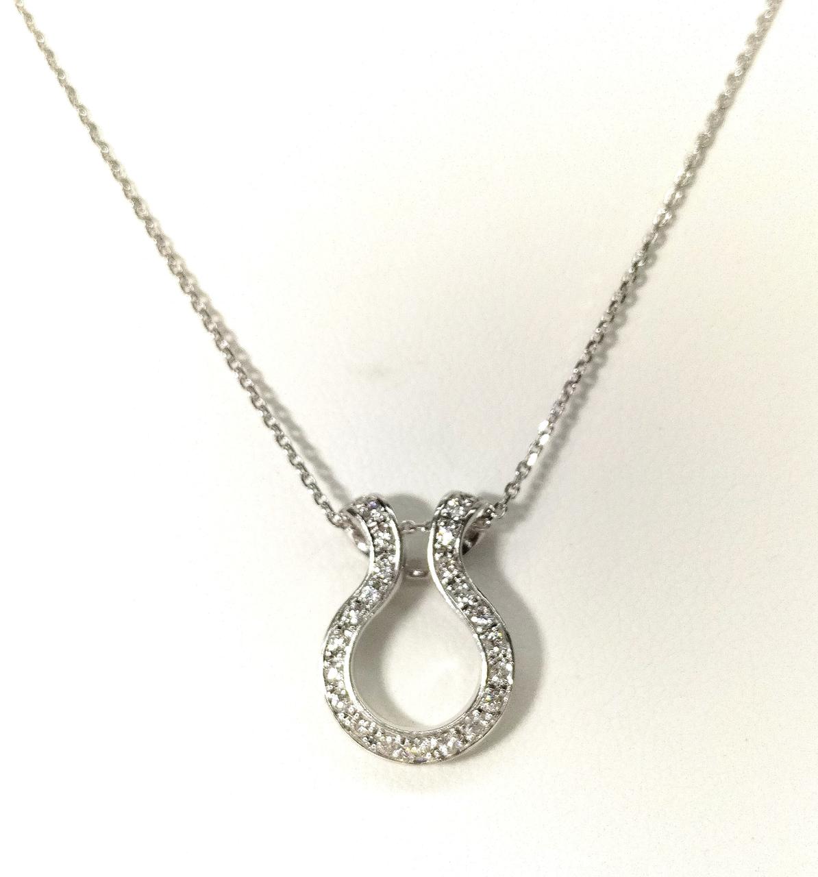 馬蹄のようなトップでお洒落な胸元に