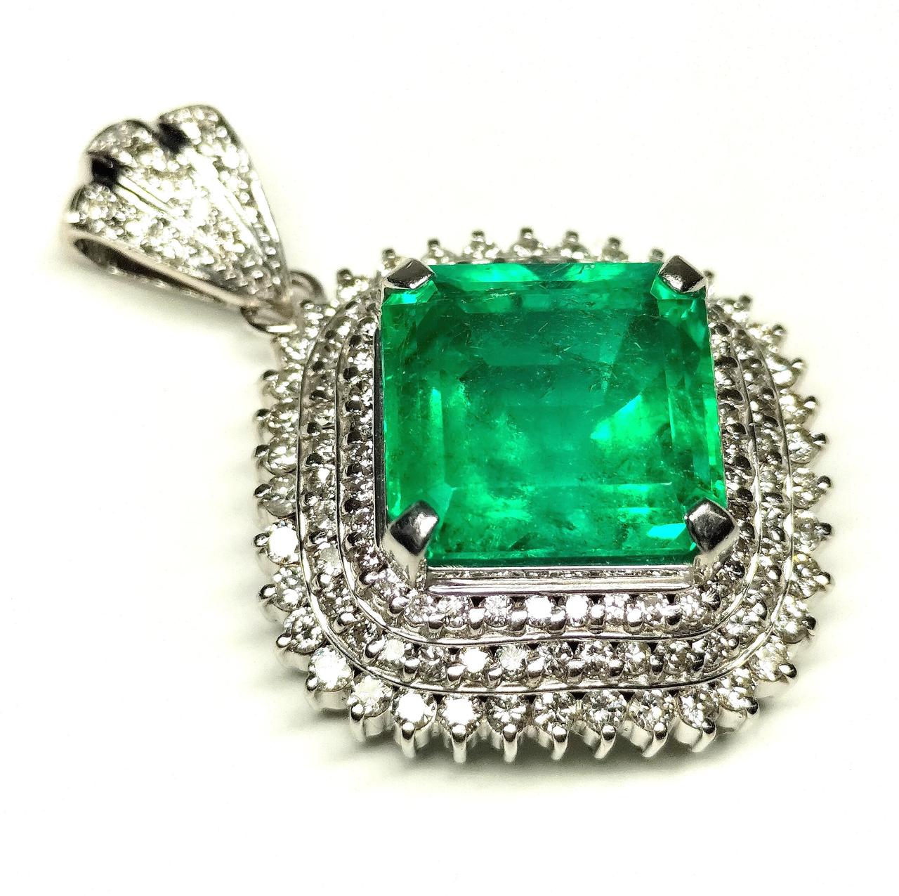 中石の周りに3段のダイヤがびっしりと