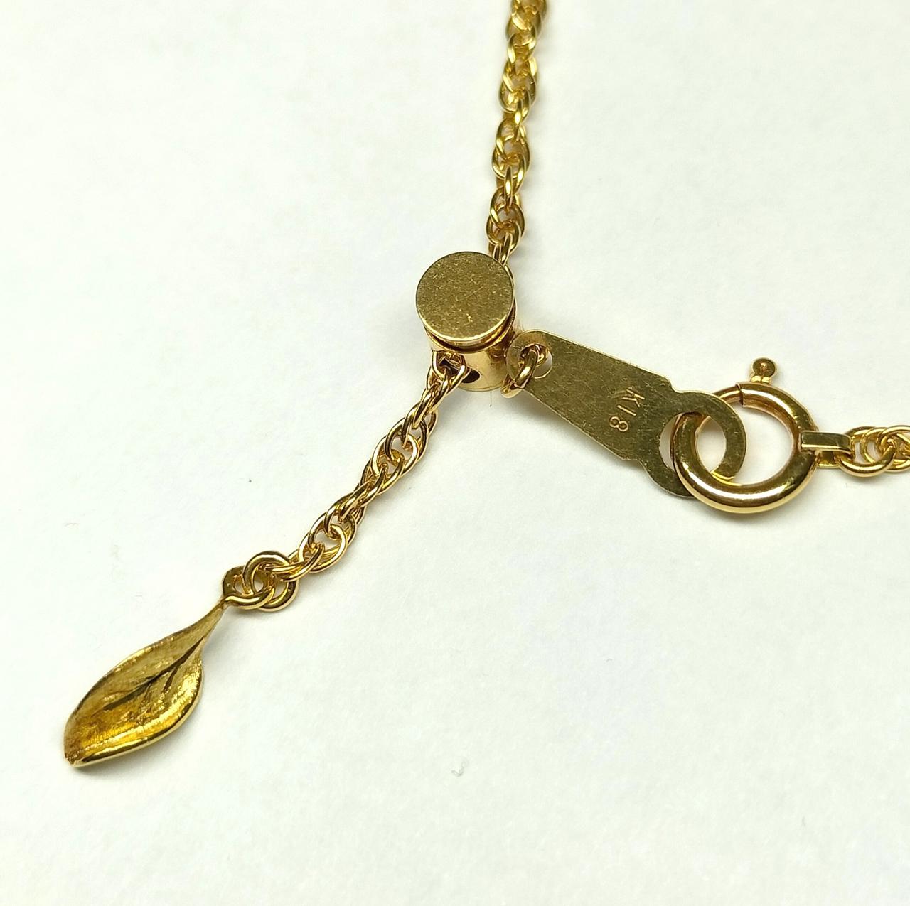 エンドパーツもリーフ型で首元も素敵に