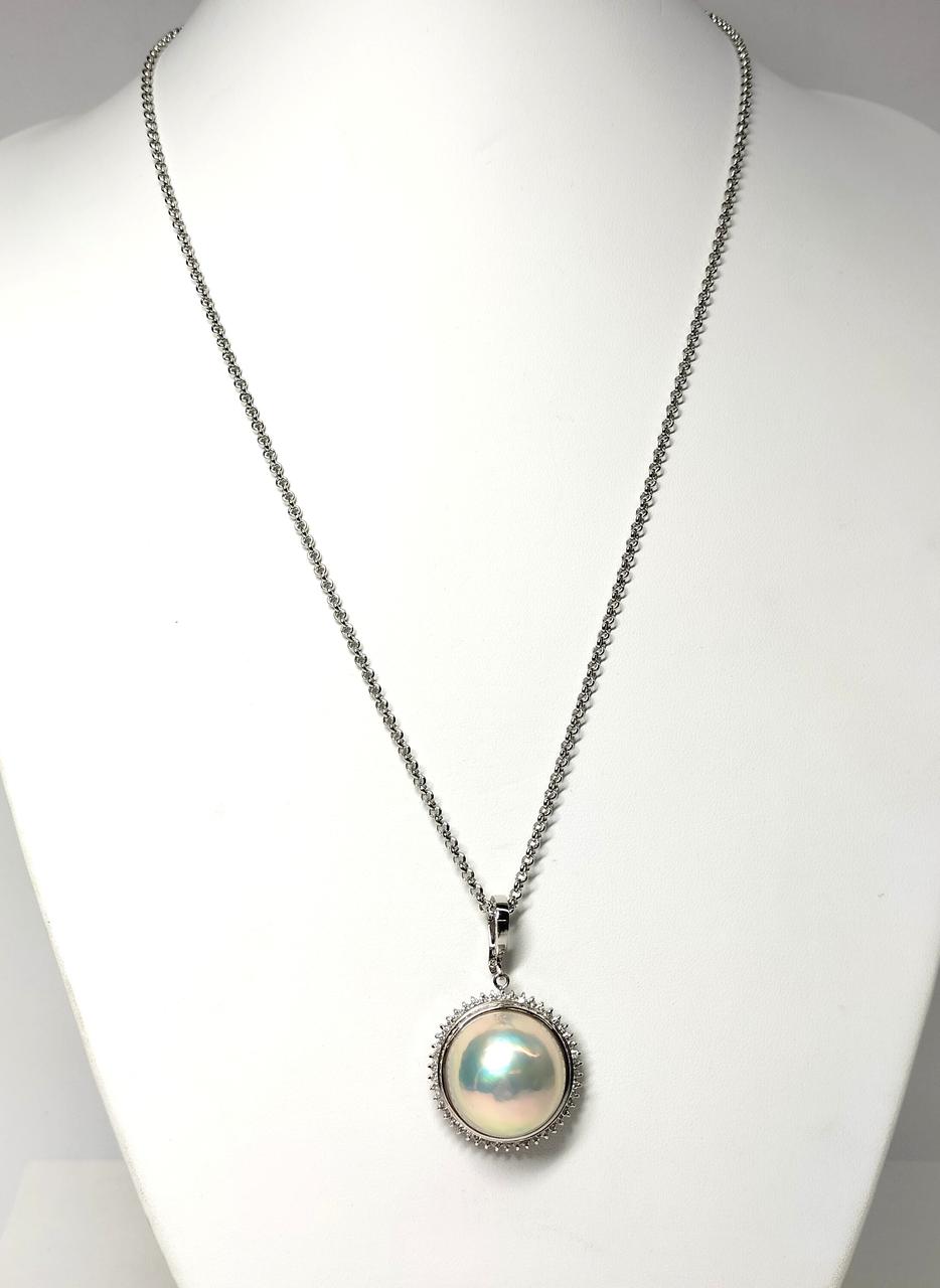 着用イメージ。チェーンは別売り