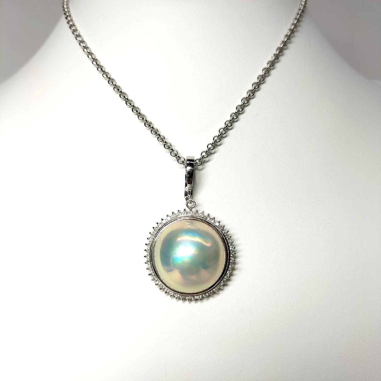 着用イメージ。チェーンは別売り