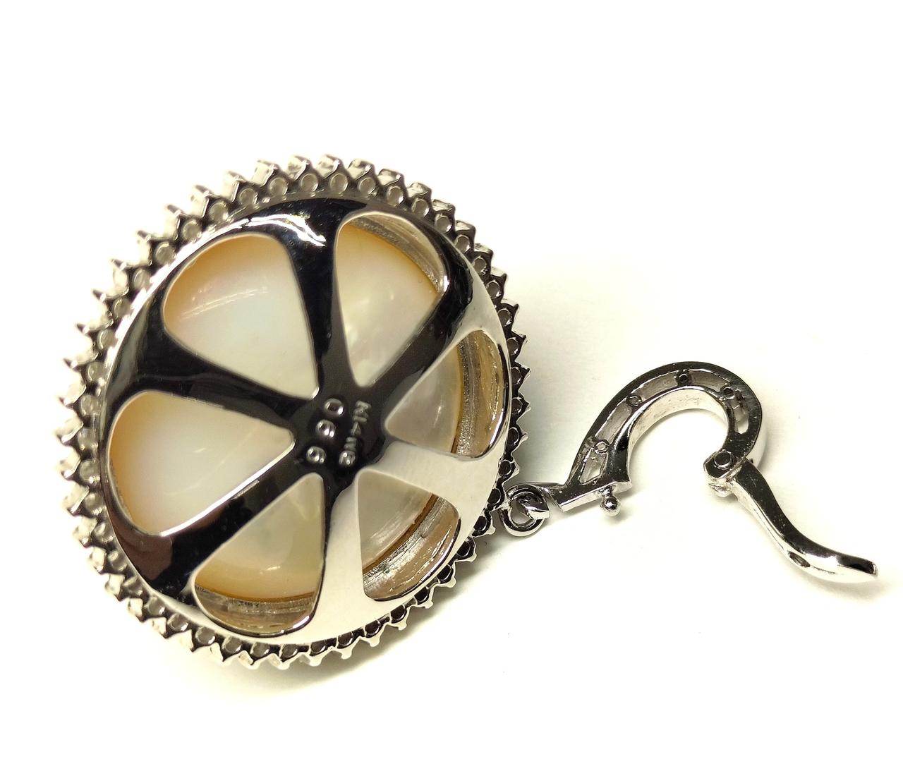 バチカン開閉式なのでパールネックレスにも