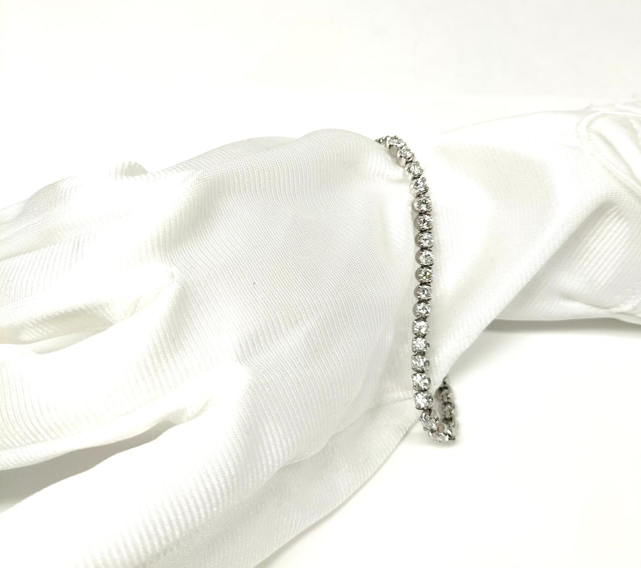 しなやかに腕に馴染みます