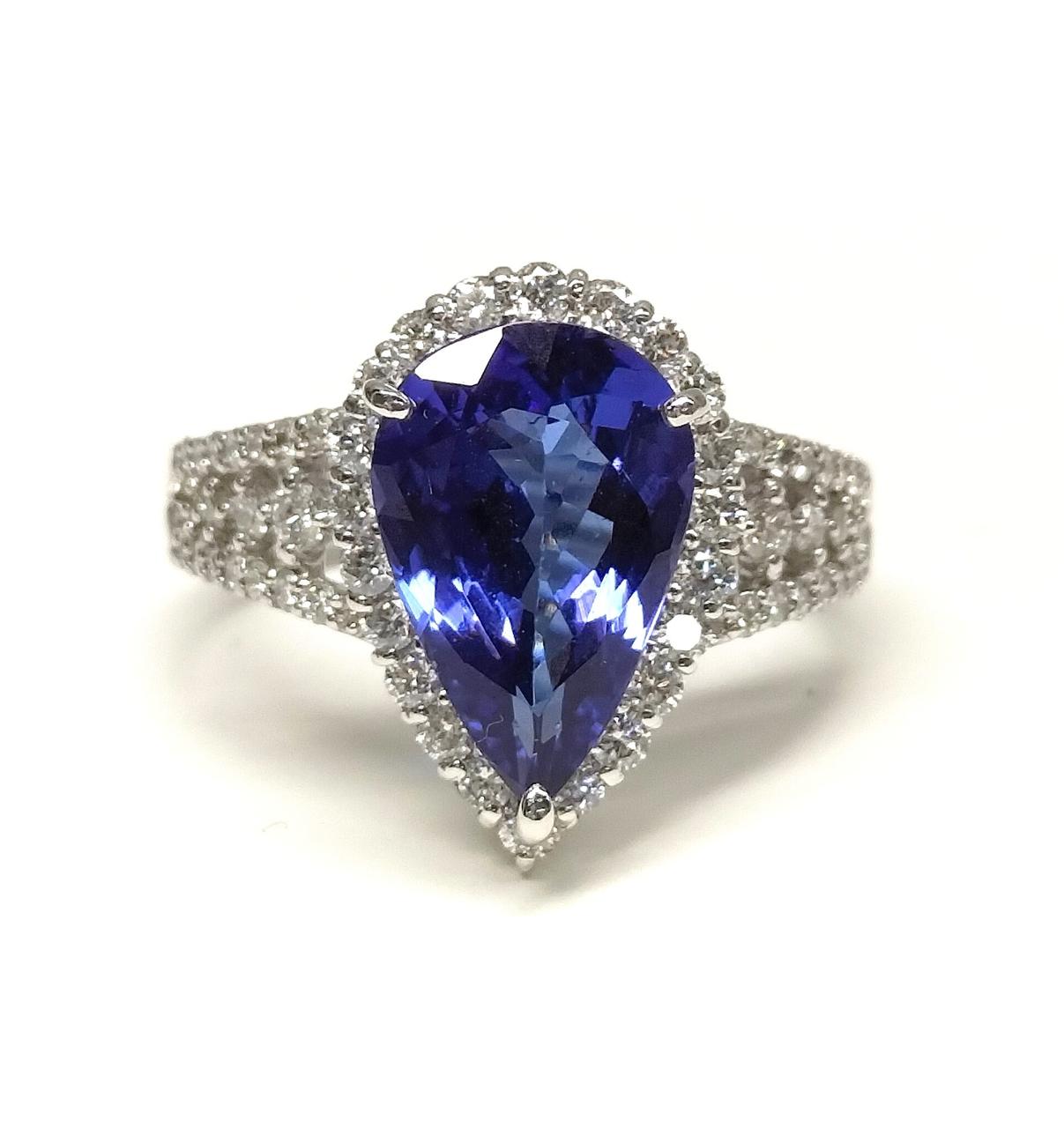 濃厚なタンザナイトカラー