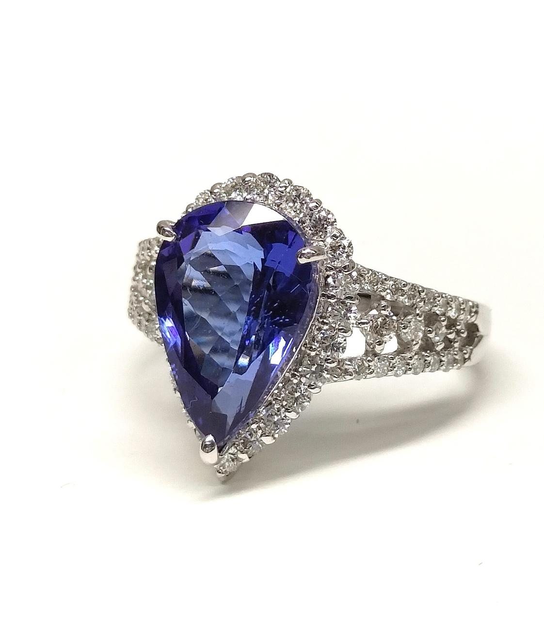 ダイヤも美しくタンザを引き立ております