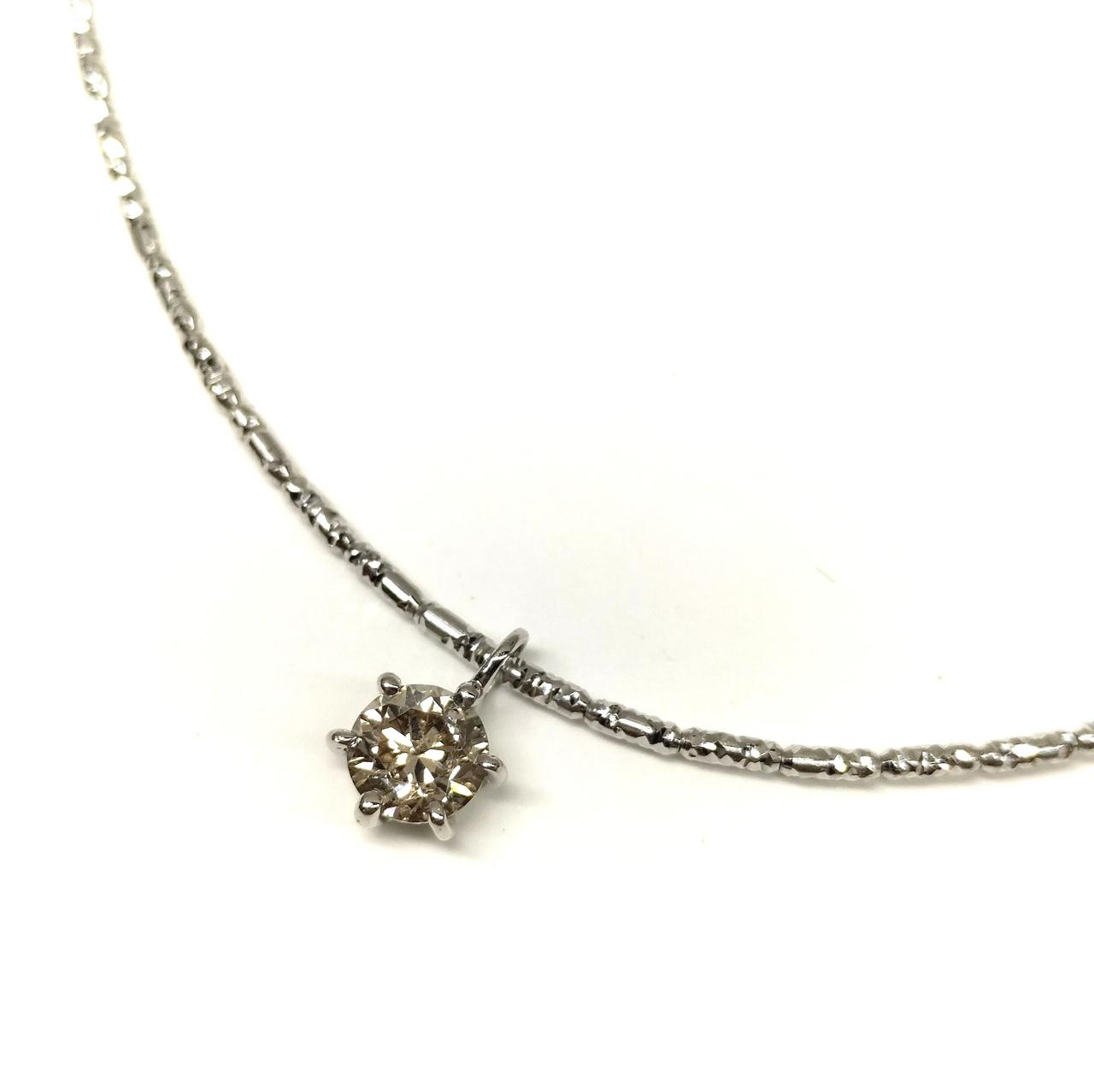 やや黄色み、インクルージョンあり