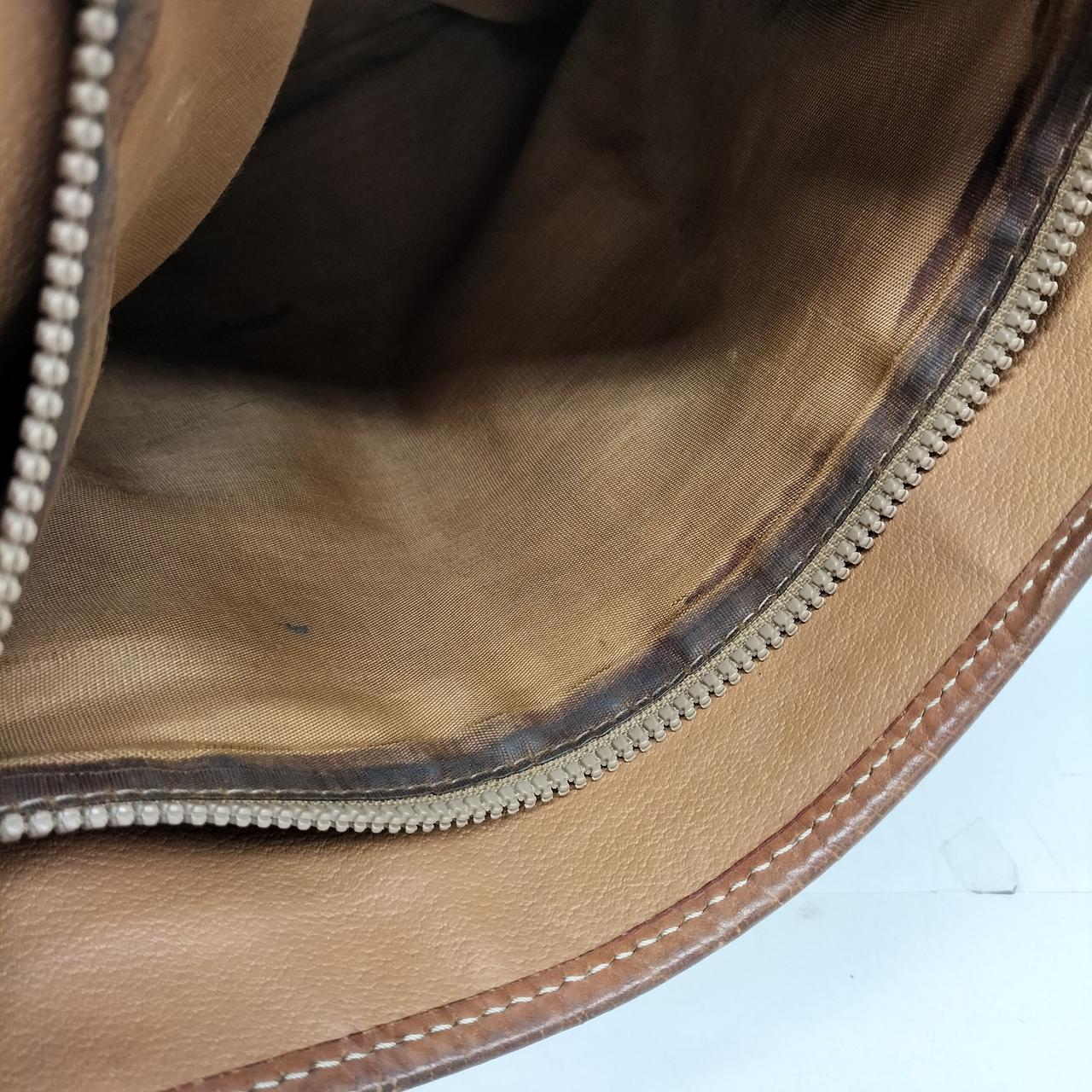 センターファスナー内側汚れあり