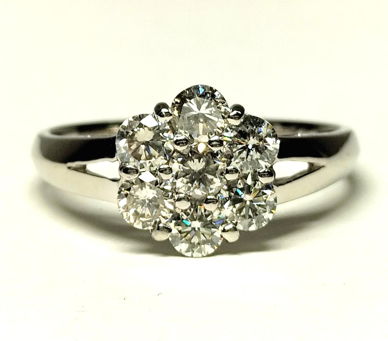 7石のダイヤがとても輝いております