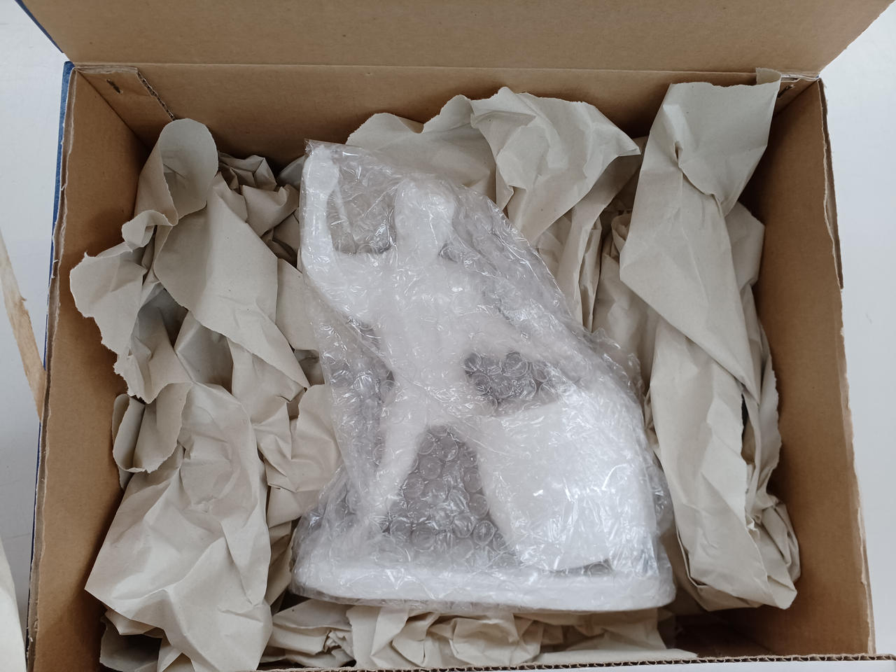 中の商品が動かないよう梱包いたします。