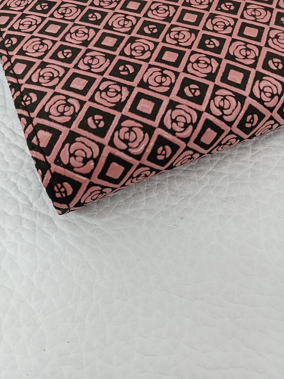 模様にヒビがあります。