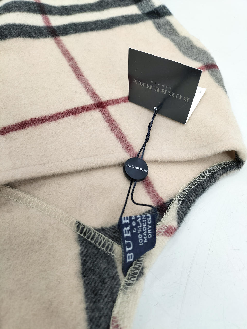 Burberry チェック柄ポンチョ BURBERRY チェック柄 ポンチョ ケープ 140×140cm タグ付き