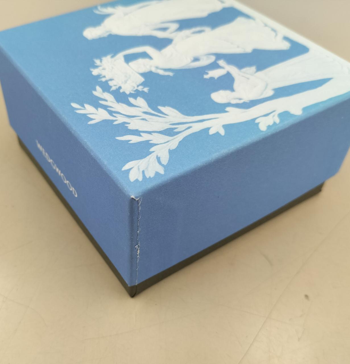 箱の四つ角、スレ有り