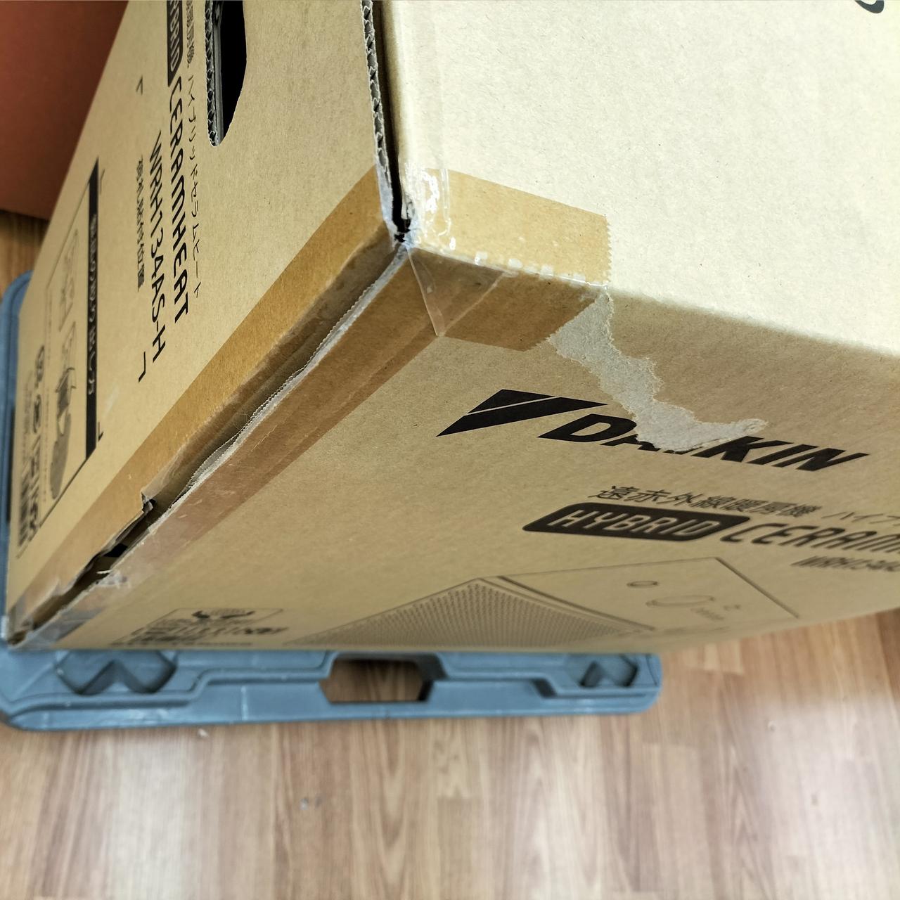 テープ剥がし跡あり