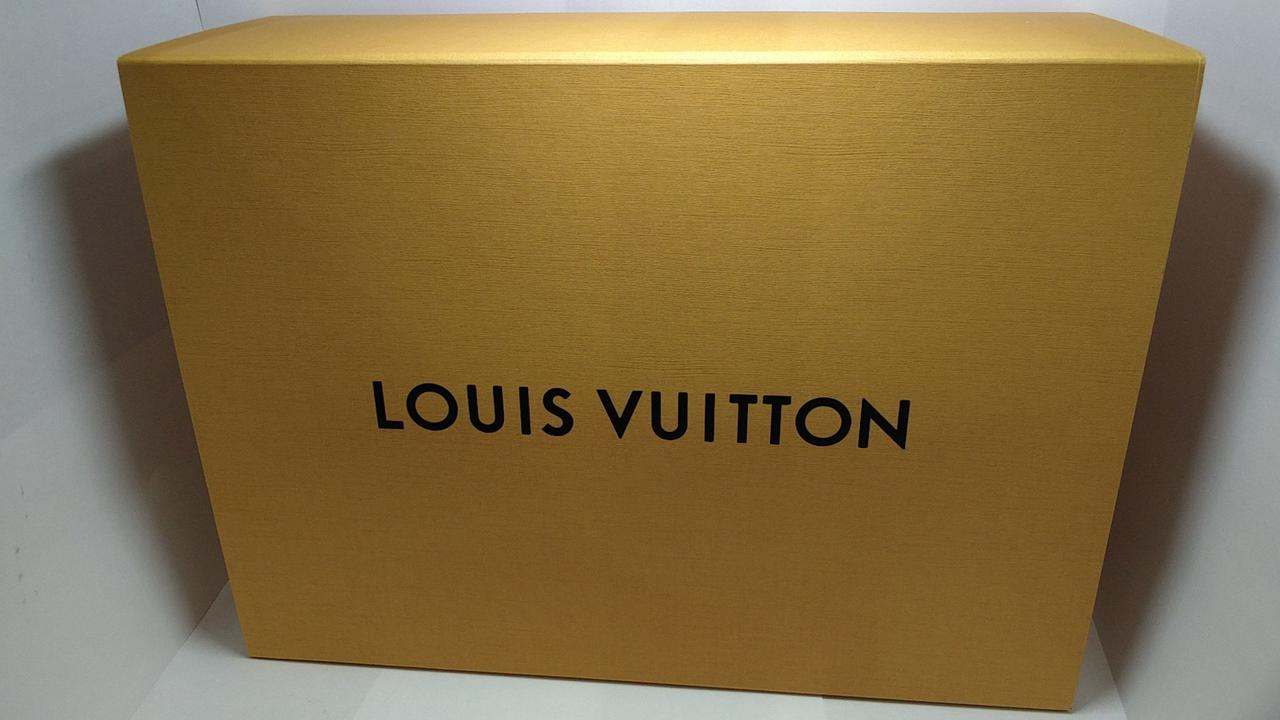 箱に若干の色焼けがあります。