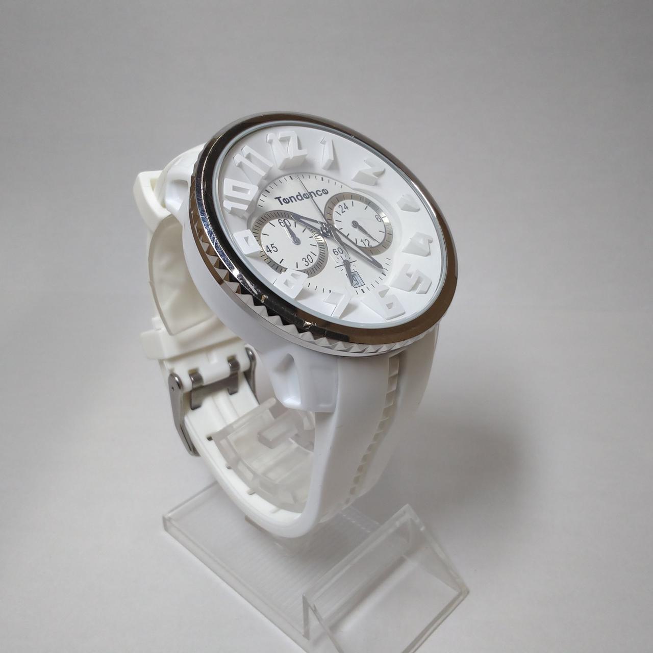 ベゼルにキズがあります。