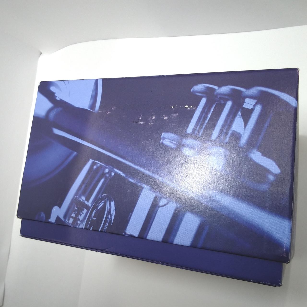 外箱に擦れがあります。