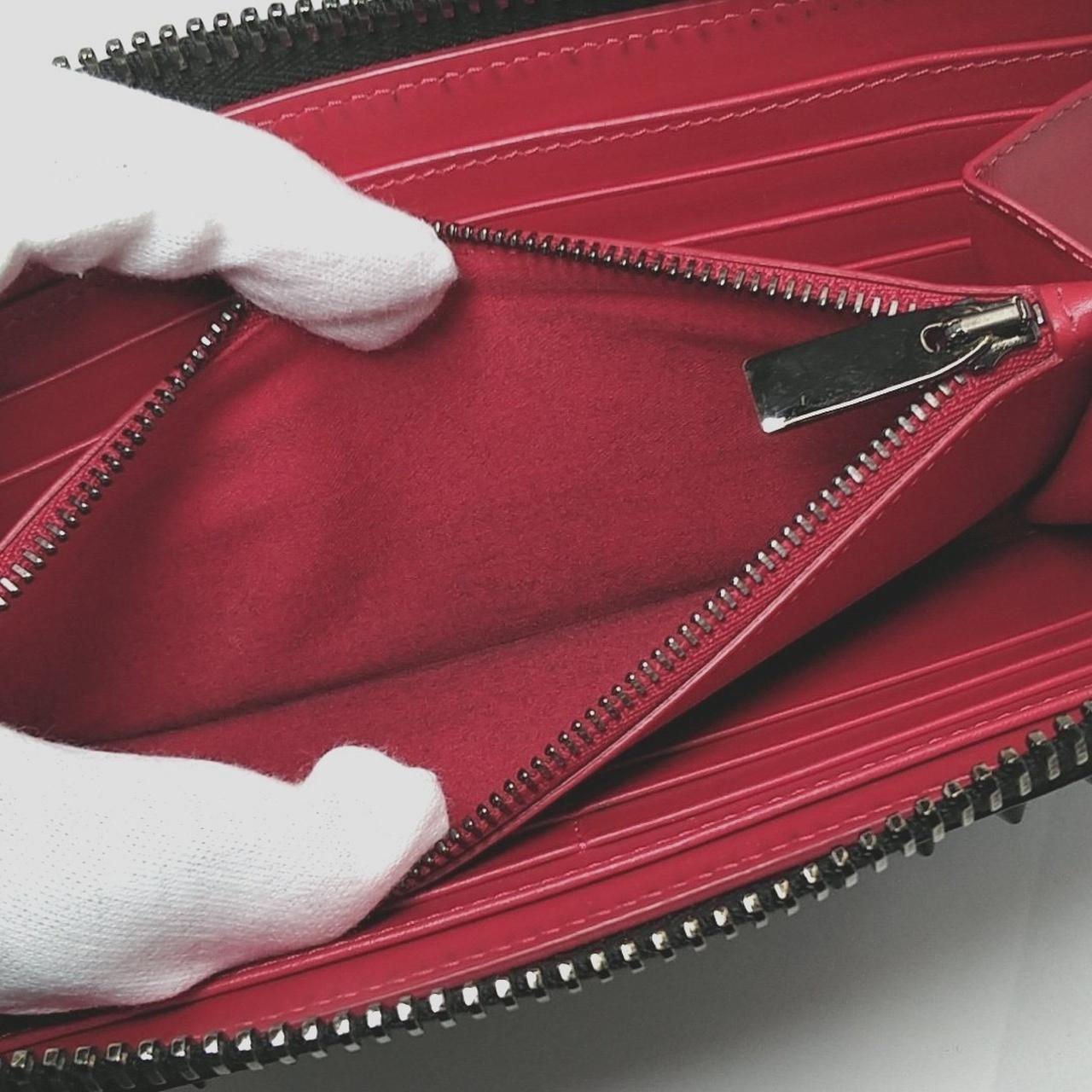 小銭入れに黒ずみがあります。