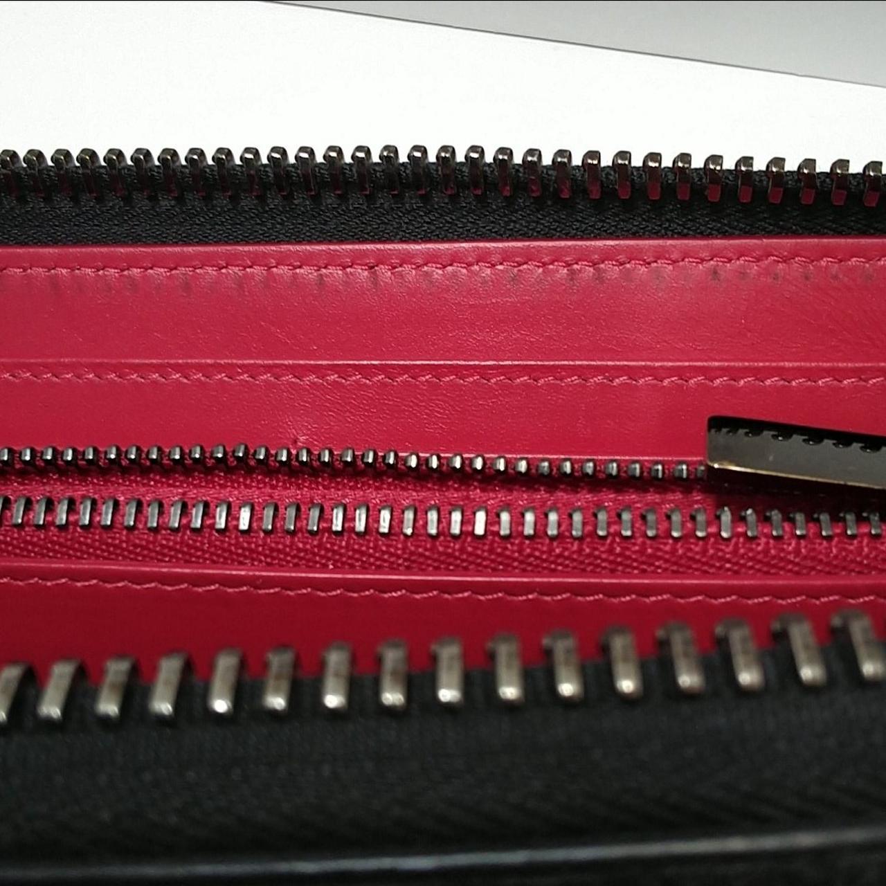 縫い目に黒ずみがあります。